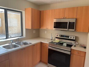 2765 W 61st Pl in Hialeah, FL - Building Photo - Building Photo