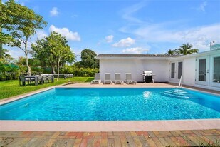 18280 NE 8th Ave in North Miami Beach, FL - Building Photo