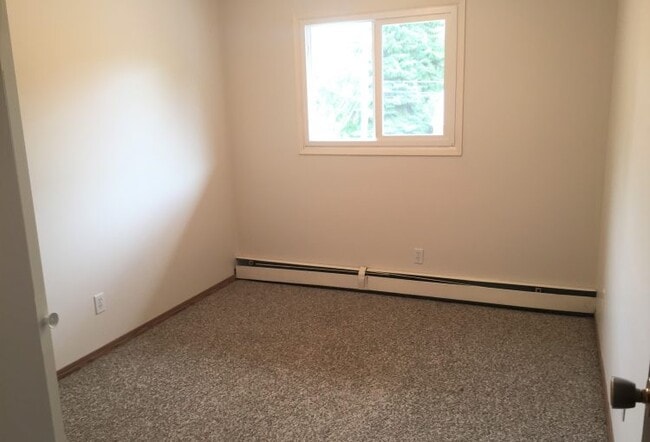 Sylvia Manor in Saskatoon, SK - Building Photo - Building Photo