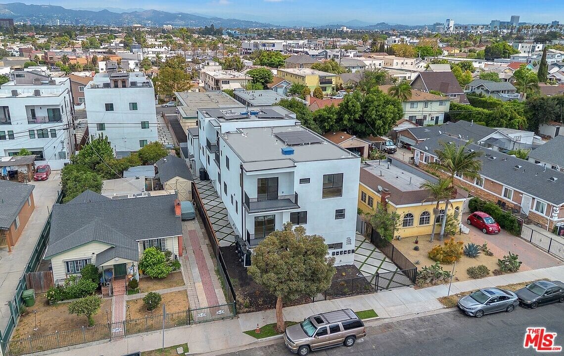 4703-4704 Saturn St in Los Angeles, CA - Building Photo