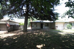 1025 E Saginaw Way in Fresno, CA - Building Photo