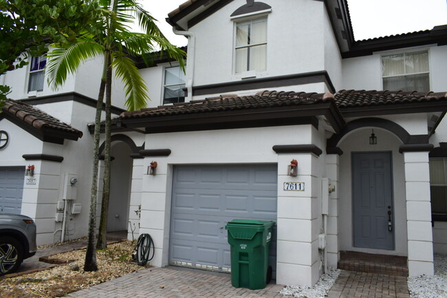 7611 NW 115th Ct in Doral, FL - Foto de edificio - Building Photo