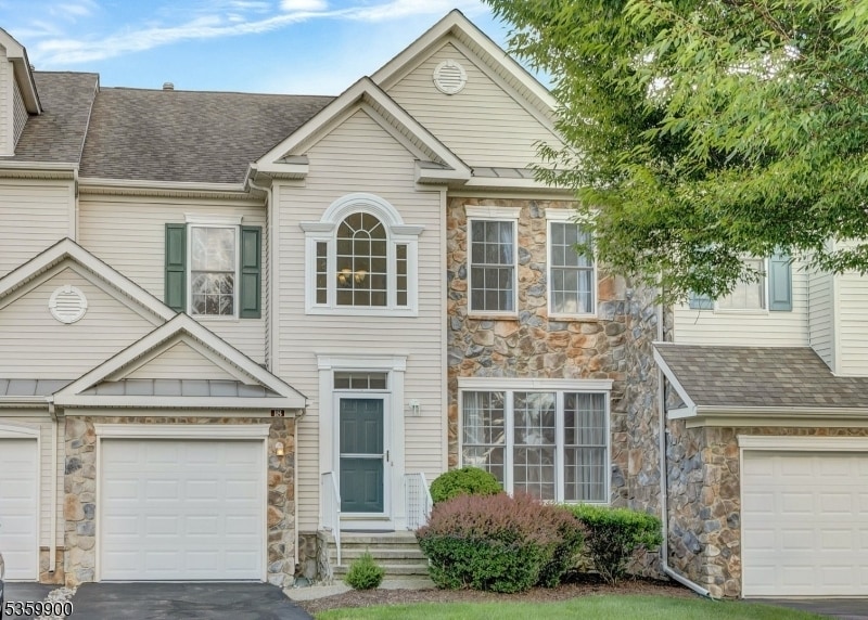 18 Mountain View Dr in Woodland Park, NJ - Building Photo