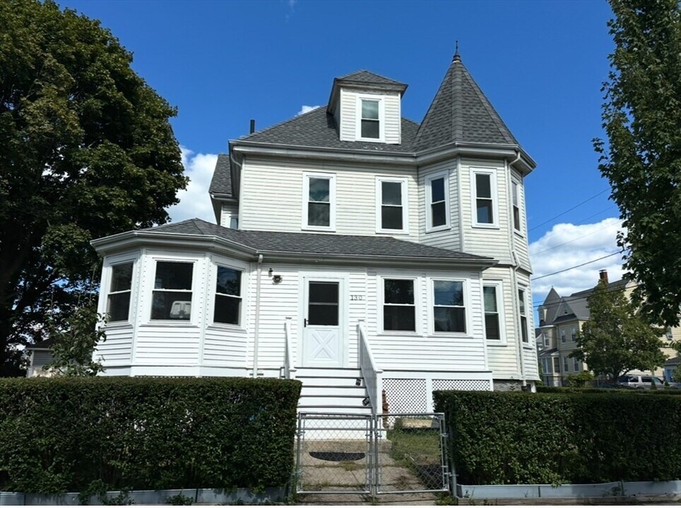 130 Taylor St in Quincy, MA - Building Photo