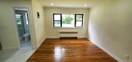 685 Conklin Street in Farmingdale, NY - Foto de edificio - Building Photo