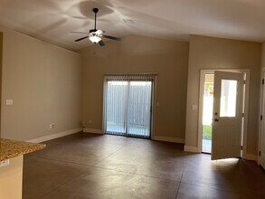 4833 N Hillside Ct in Wichita, KS - Foto de edificio - Building Photo