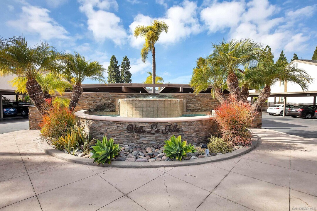 8604 Via Mallorca in San Diego, CA - Building Photo