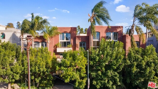 410 S Barrington Ave in Los Angeles, CA - Building Photo - Building Photo