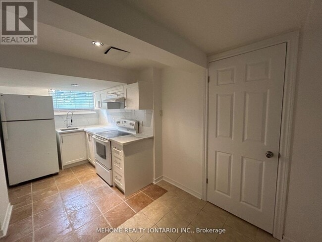 83 Cornwallis Dr in Toronto, ON - Building Photo - Building Photo