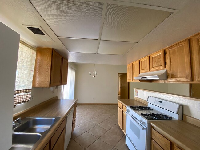 525 Close Ave in Henderson, NV - Building Photo - Building Photo