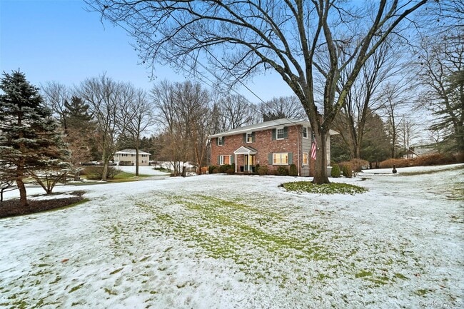 11 Orchard Cir in Suffern, NY - Building Photo - Building Photo