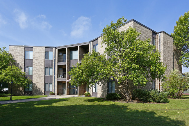 Oakwood Court Apartments in St. Cloud, MN - Building Photo - Building Photo