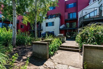 820 NW Naito Pkwy in Portland, OR - Building Photo - Building Photo