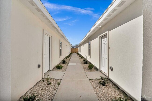 3309 Wolf Crk Ave-Unit -2 in McAllen, TX - Building Photo - Building Photo