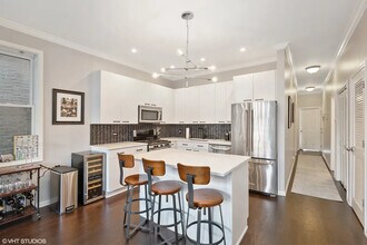 2117 W Rice St, Unit 3E in Chicago, IL - Foto de edificio - Building Photo