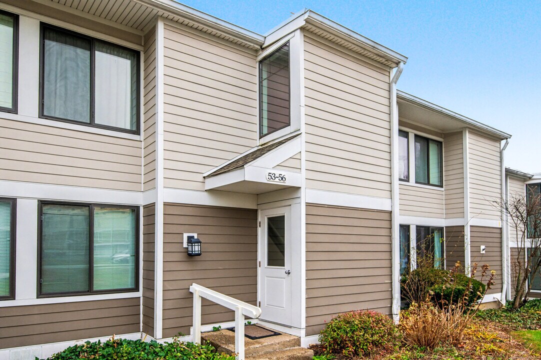 53 Lawson Ln in Ridgefield, CT - Building Photo