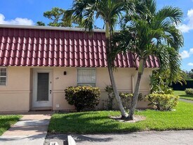 135 Amherst Ln in Greenacres, FL - Building Photo