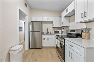 637 S Orlando Ave in Cocoa Beach, FL - Foto de edificio - Building Photo