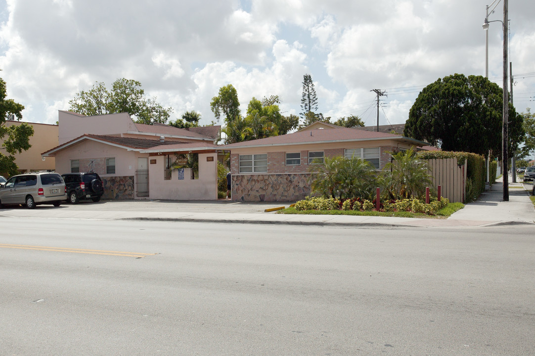 302-308 E 9th St in Hialeah, FL - Building Photo