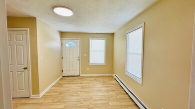 58 Kent St, Unit 1 in Quincy, MA - Foto de edificio - Building Photo