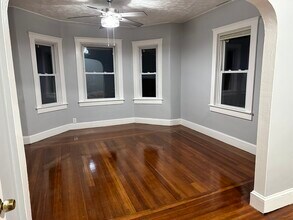 14 Sabra St, Unit Raisa in Cranston, RI - Foto de edificio - Building Photo