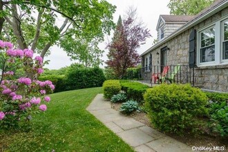 2 Salem Way in Glen Head, NY - Foto de edificio - Building Photo