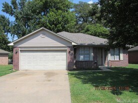 1320 Pyramid Dr in Conway, AR - Building Photo