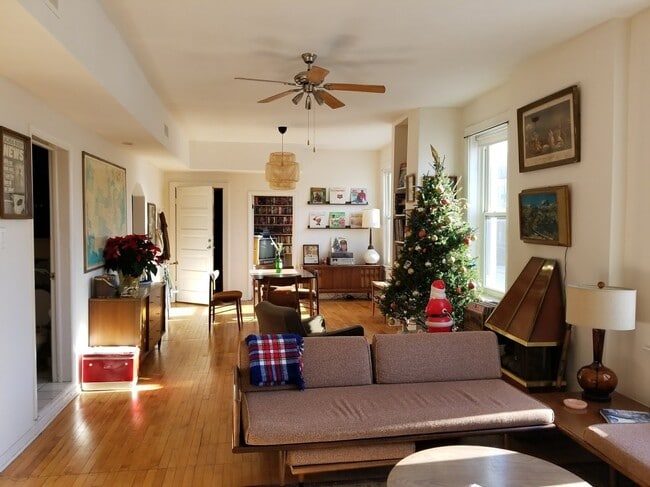 property at 2350 W Augusta Blvd