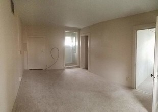 106 Block St in Waterloo, IA - Building Photo - Building Photo