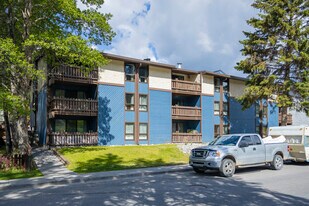 215 Muskrat St in Banff, AB - Building Photo