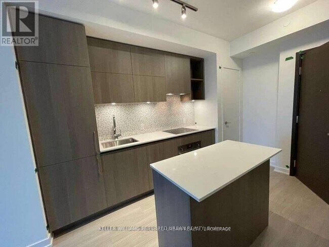 1 Yorkville Ave in Toronto, ON - Building Photo - Building Photo