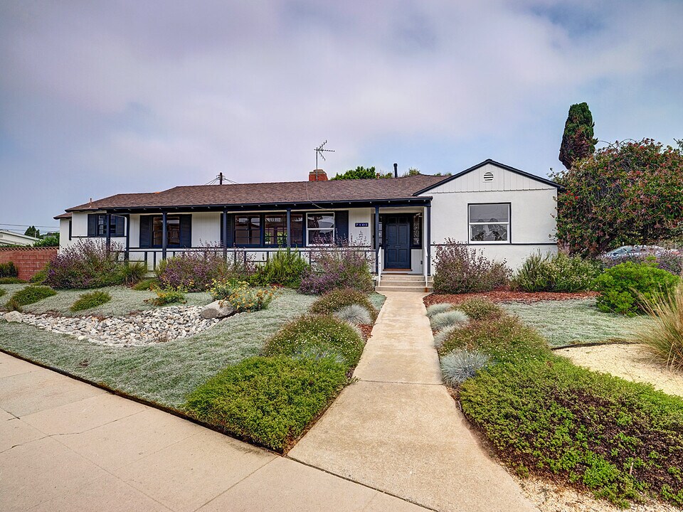 7101 W 85th St in Los Angeles, CA - Building Photo