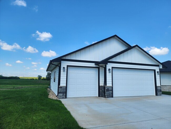 1011 Tortuga Ave in Hartford, SD - Building Photo - Building Photo