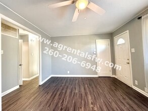 2702 Curdes Ave in Fort Wayne, IN - Foto de edificio - Building Photo