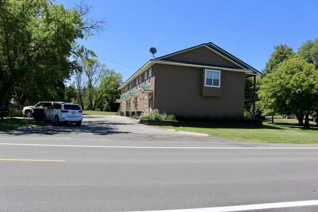 317 N Lake St in East Jordan, MI - Foto de edificio - Building Photo