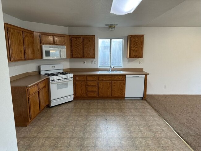 1724 E Country Ct in Visalia, CA - Building Photo - Building Photo