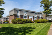 Canton Village Condominium in Canton, MA - Foto de edificio - Building Photo