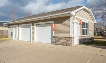10325 Providence Dr in Johnston, IA - Building Photo - Building Photo