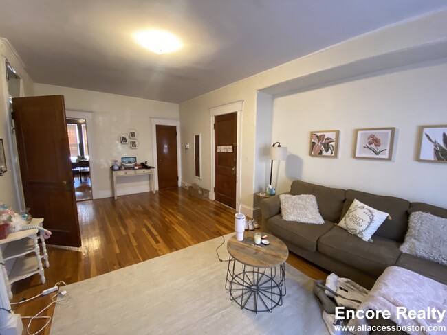 126 Englewood Ave, Unit 2 in Boston, MA - Building Photo - Building Photo