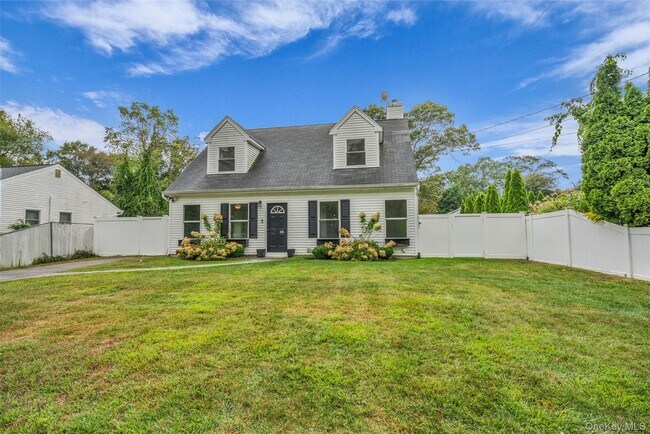 98 Dahlia Dr in Mastic Beach, NY - Building Photo - Building Photo