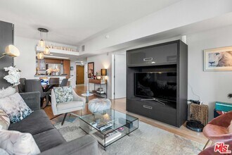 13700 Marina Pointe Dr in Los Angeles, CA - Building Photo - Building Photo