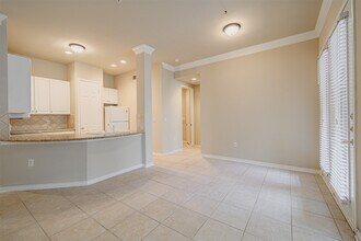 2400 McCue Rd in Houston, TX - Foto de edificio - Building Photo