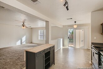 10034 Southern Sun in San Antonio, TX - Building Photo - Building Photo