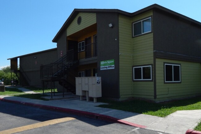 Gillette Square Apartments in San Antonio, TX - Foto de edificio - Building Photo