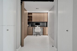 1300 S Miami Ave, Unit 4503 in Miami, FL - Foto de edificio - Building Photo