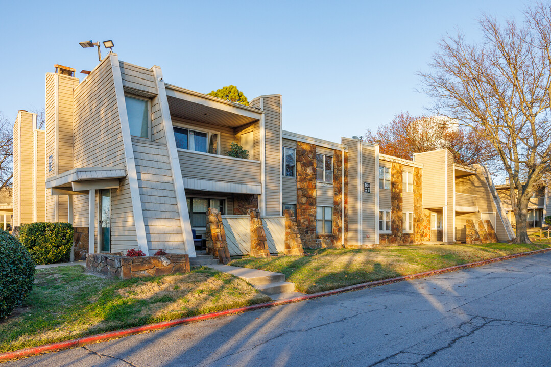 Woodcrest Hills Condominiums in Tulsa, OK - Building Photo