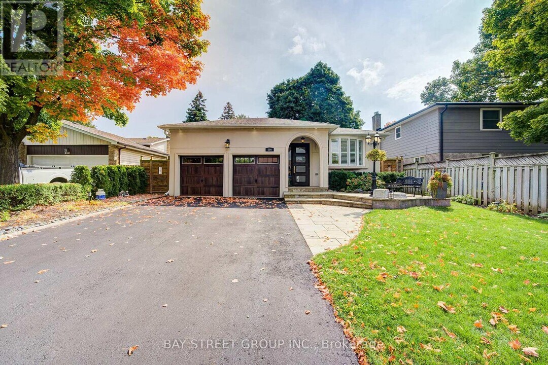500 Tipperton Crescent in Oakville, ON - Building Photo