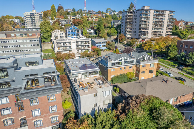 Hillside House Apartments in Seattle, WA - Building Photo - Building Photo