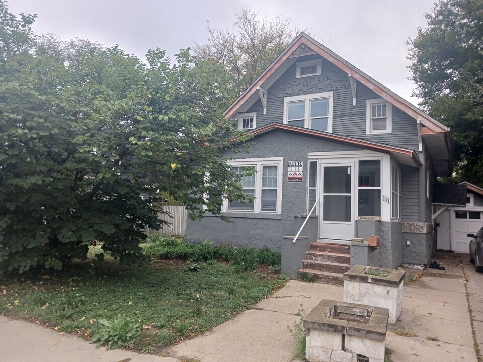 111 State Ave in Ames, IA - Building Photo