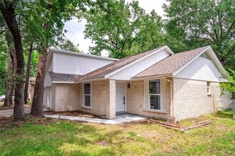9214 Woodland Oaks Dr in Houston, TX - Building Photo - Building Photo